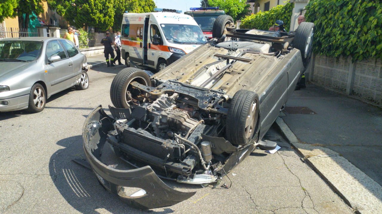 Auto si ribalta a Legnano: paura per una donna