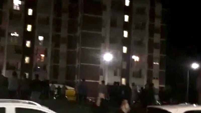 Minaccia di buttarsi dal balcone con i tre figli piccoli VIDEO