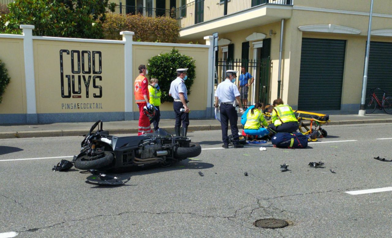 Grave incidente tra auto e moto in via Novara FOTO