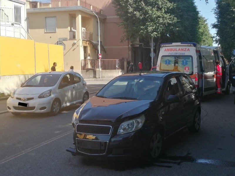 Incidente tra due auto: traffico bloccato in corso Europa FOTO