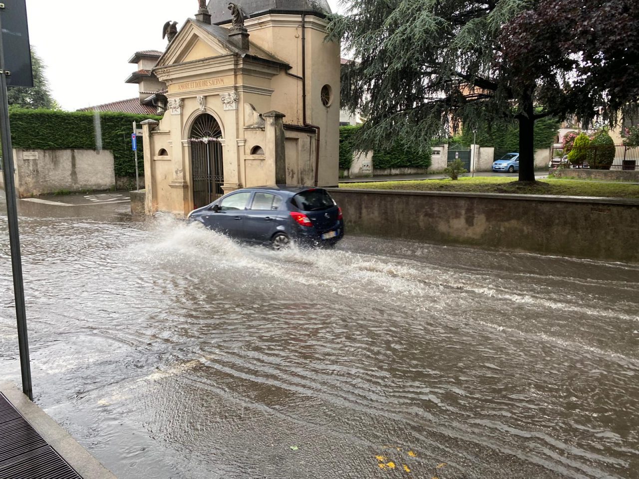 Il maltempo crea una “piscina naturale” tra le vie di Cuggiono FOTO