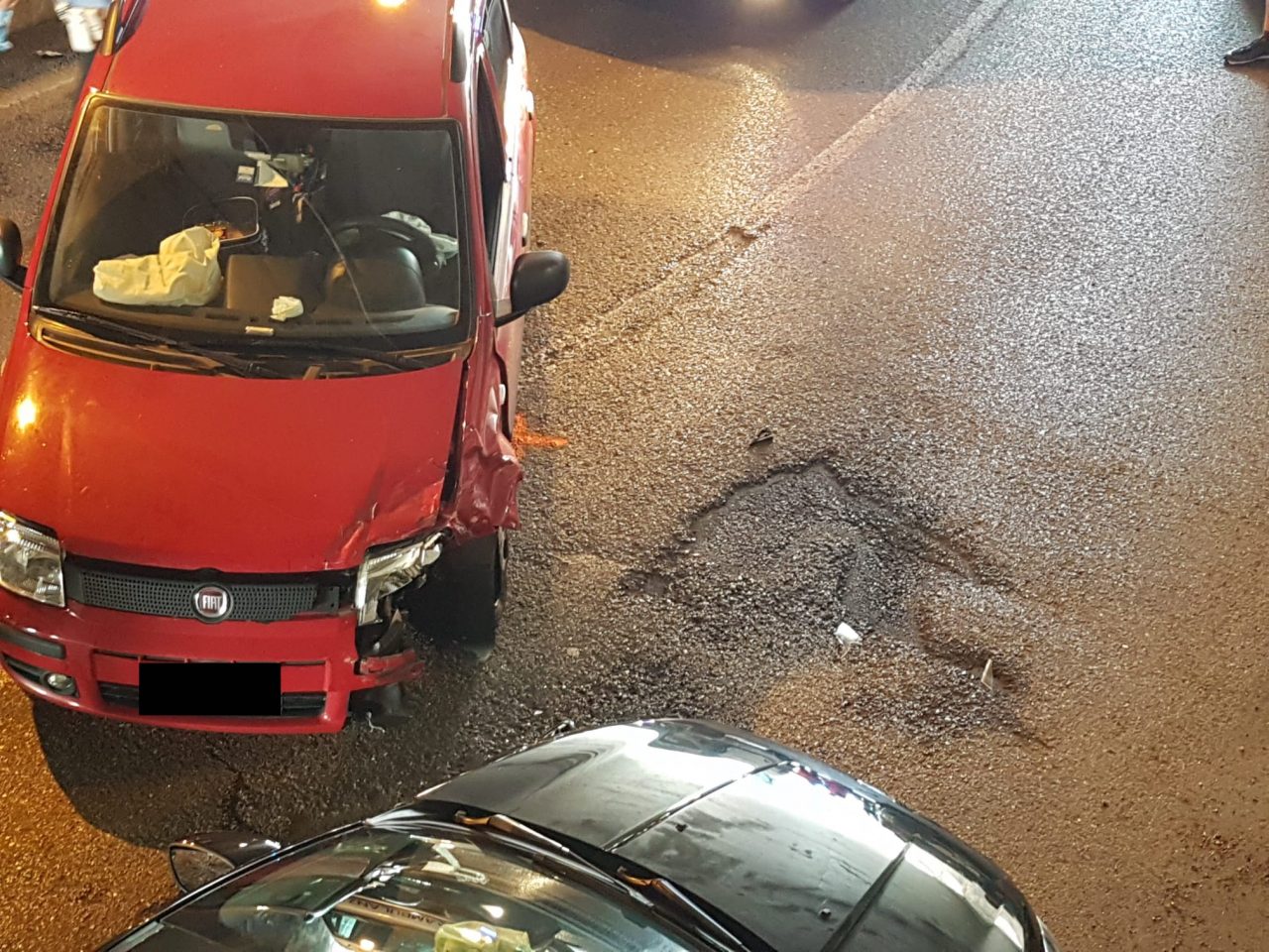 Incidente nel sottopasso: coinvolte due auto FOTO