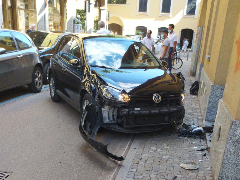 Autoscontro in centro: coinvolte due macchine FOTO