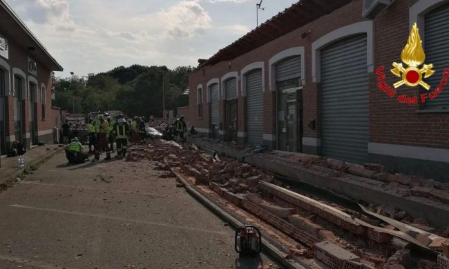 Crolla un cornicione: muoiono due bambini e una donna