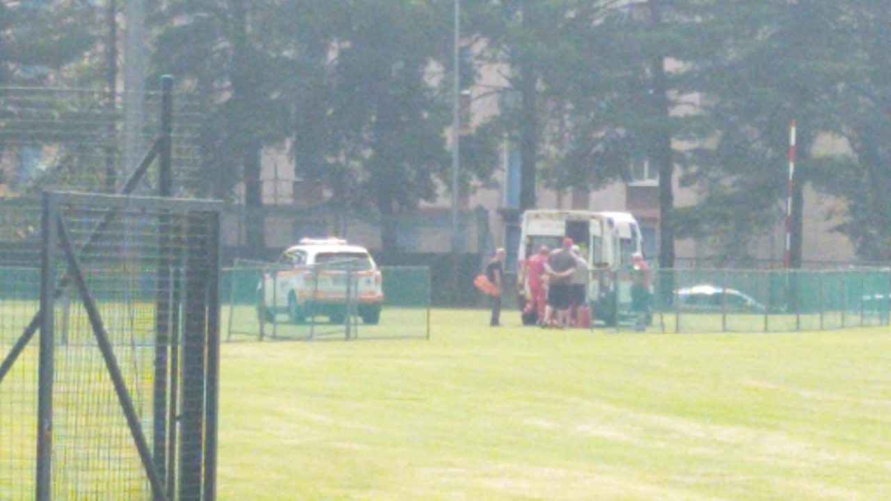 Infortunio al campo sportivo: si rompe la caviglia rimanendo incastrata in una rete di ferro