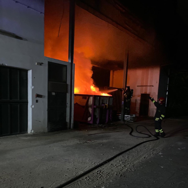A fuoco un container: fiamme domante dai pompieri
