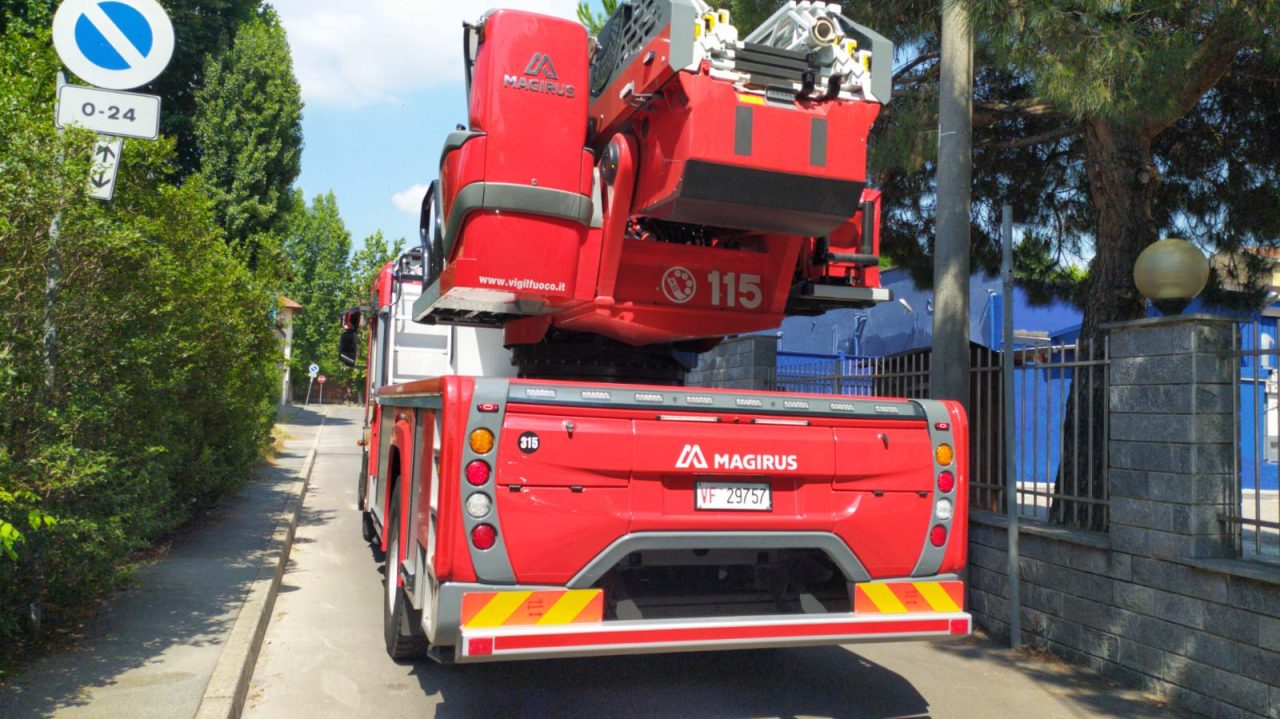 Spazzatura in fiamme a Legnano FOTO