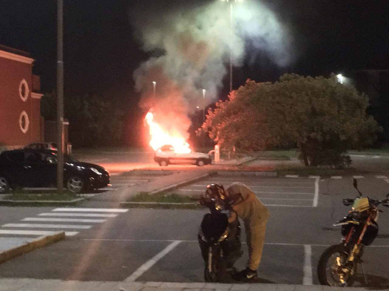 Auto in fiamme nel parcheggio del supermercato