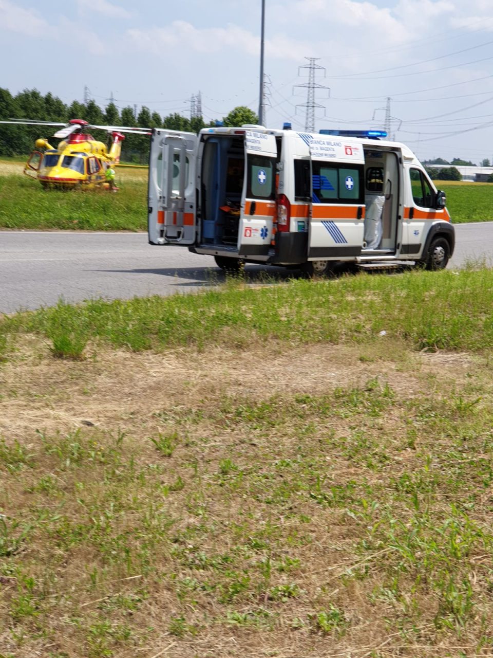 Ciclista investito a Bernate, finisce in ospedale con fratture