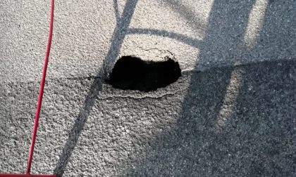 Nell'asfalto si apre una buca, via Petrarca chiusa al traffico FOTO
