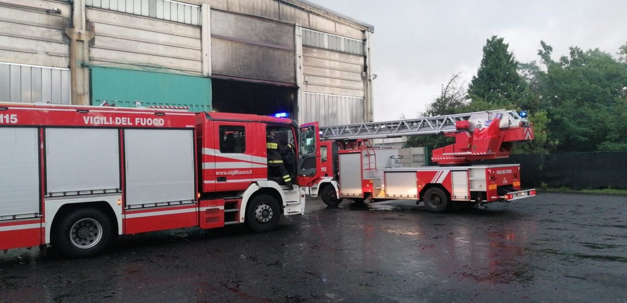 Incendio in un capannone della fonderia, arrivano ambulanze e pompieri