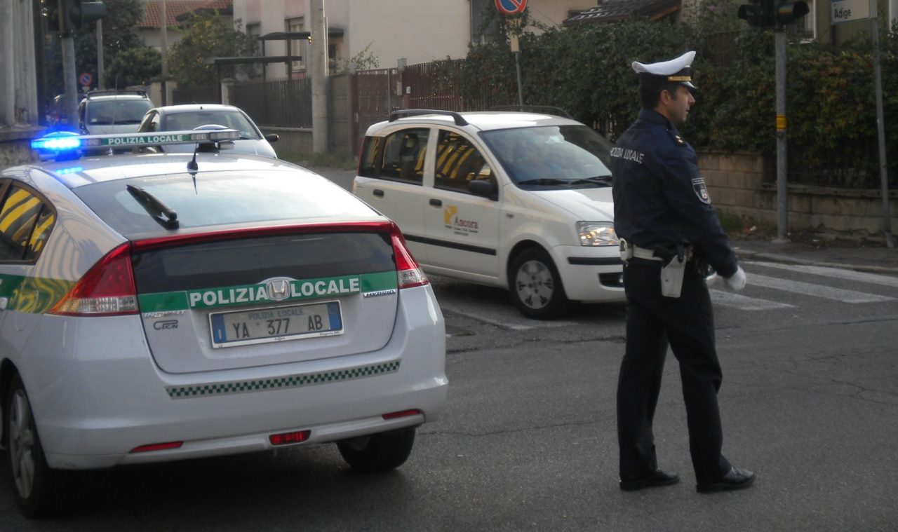 Rubano la bici a un anziano in farmacia, due 15enni denunciati dalla Polizia Locale