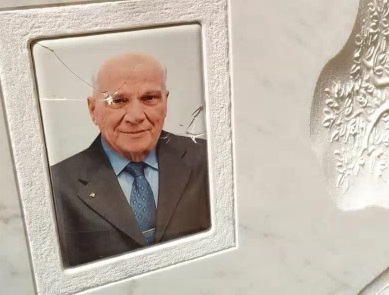 “Hanno vandalizzato la tomba di mio padre per colpire me”
