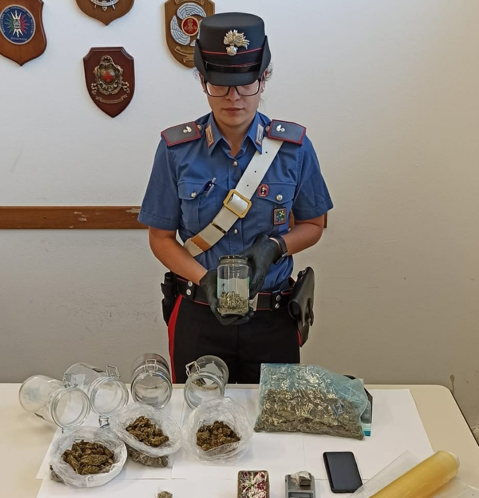 Droga nell’armadio, 29enne ai domiciliari