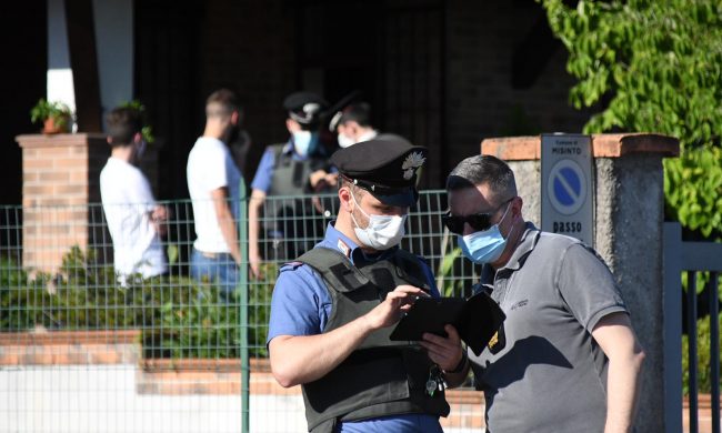 Ottantenne spara cinque colpi e uccide il vicino