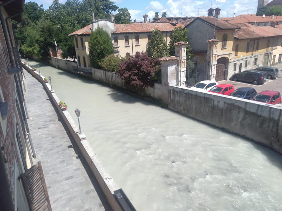 L’Olona diventa bianco, caccia a chi ha inquinato FOTO