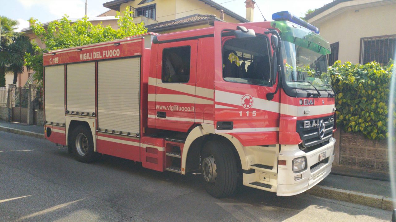 Paura al vicolo delle Contrade: crolla un tetto, arrivano i pompieri
