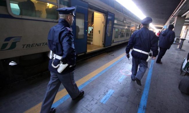 Strappa la collanina ad una donna in treno: fermato da due agenti fuori servizio