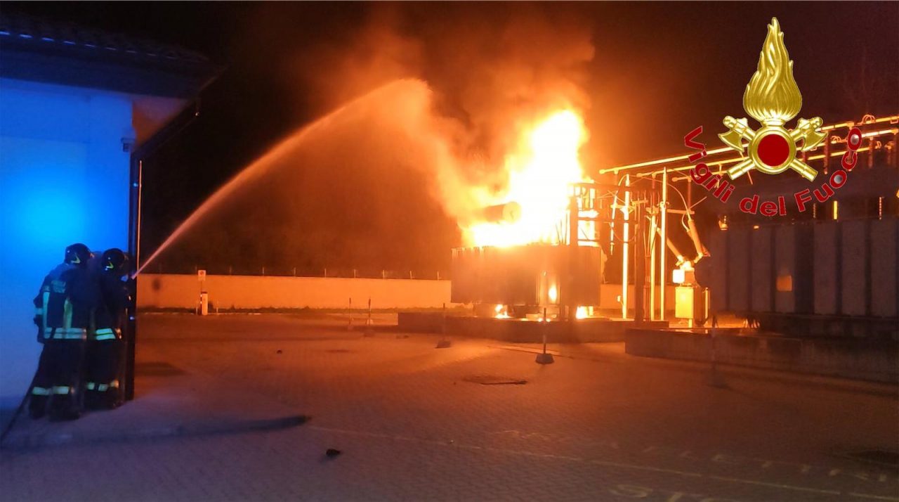 Incendio nella notte: a fuoco trasformatore Enel FOTO e VIDEO
