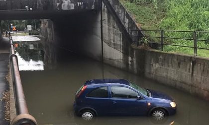 Maltempo, sottopasso allagato e auto bloccata