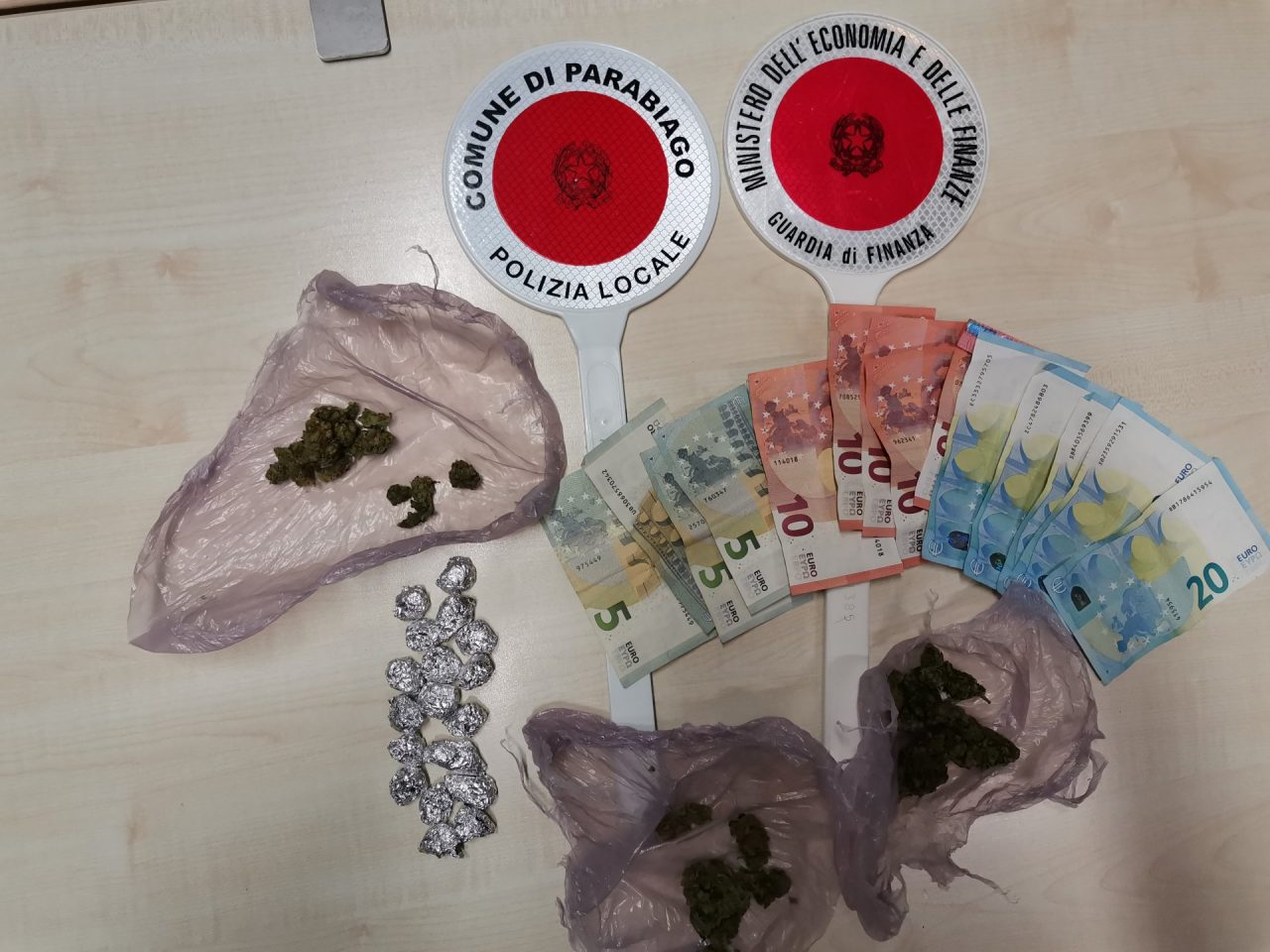 Vigili e cani antidroga al lavoro nei parchi