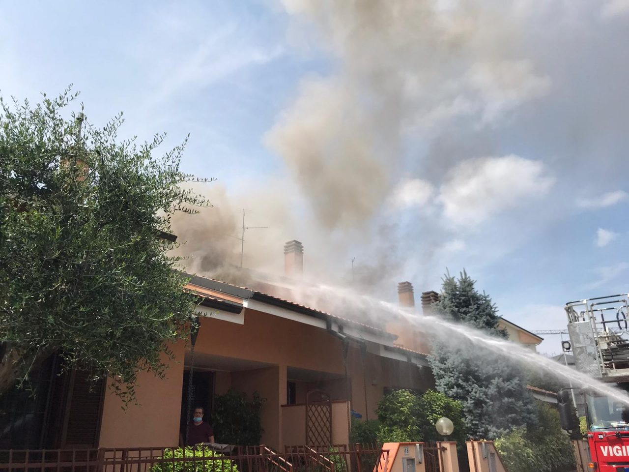 Villetta in fiamme: pompieri in azione FOTO