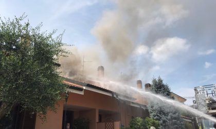 Villetta in fiamme: pompieri in azione FOTO
