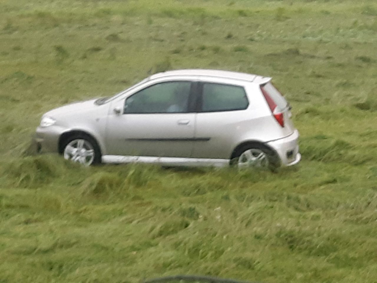 84enne finisce con l’auto in un campo FOTO