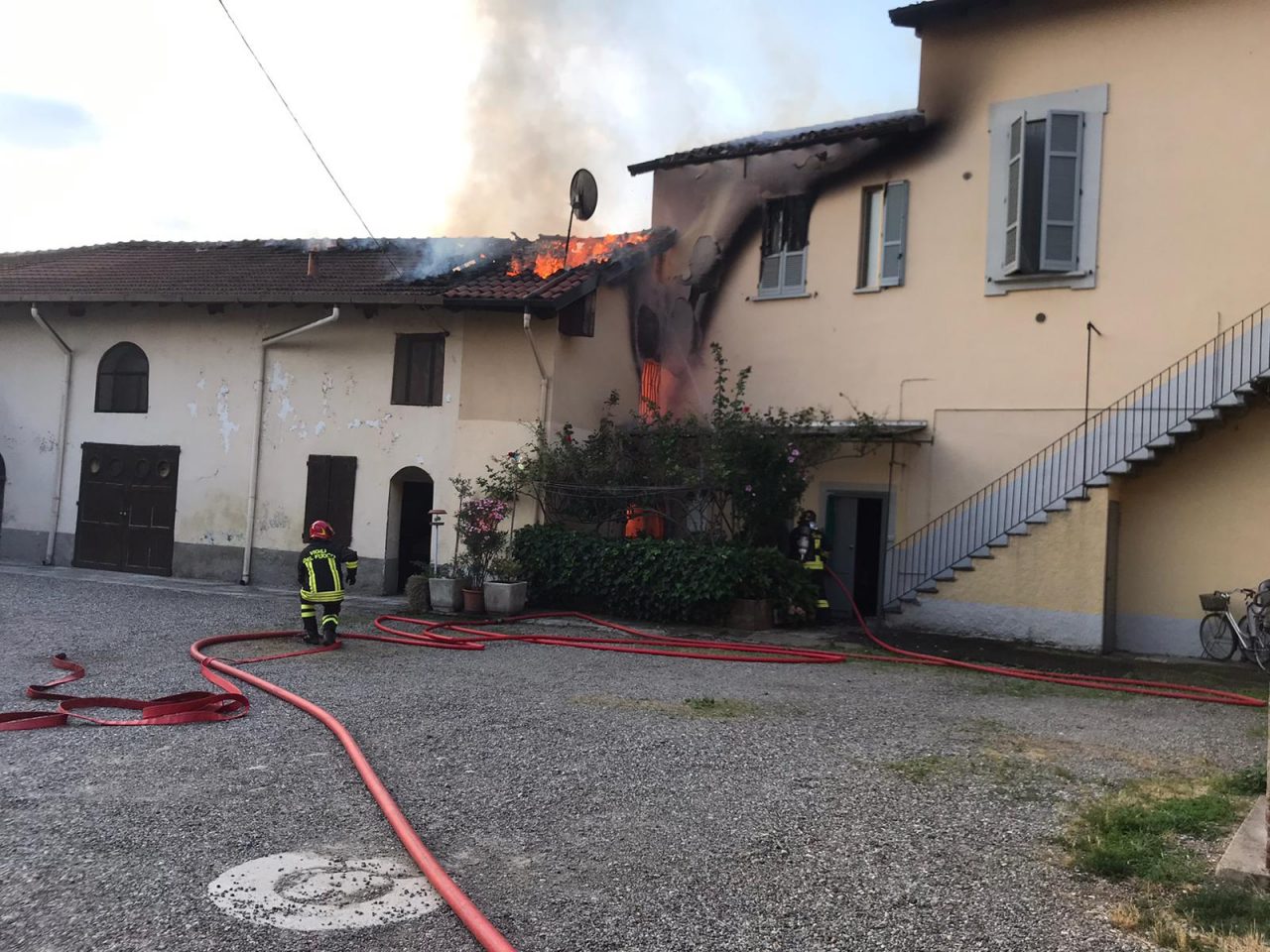 Incendio in piazza Dugnani a Cornaredo