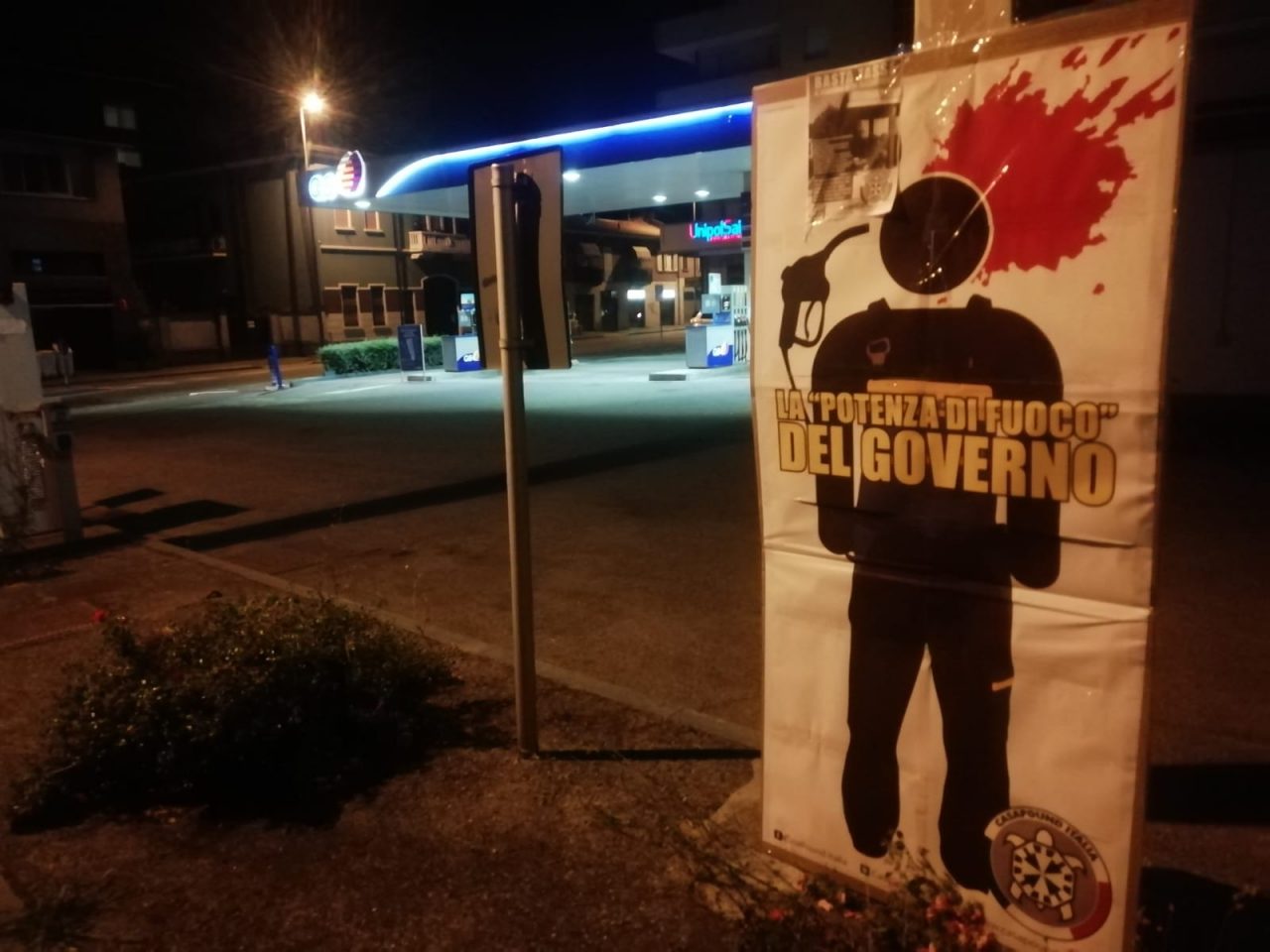 CasaPound in azione per denunciare la crisi in cui si trovano i benzinai FOTO