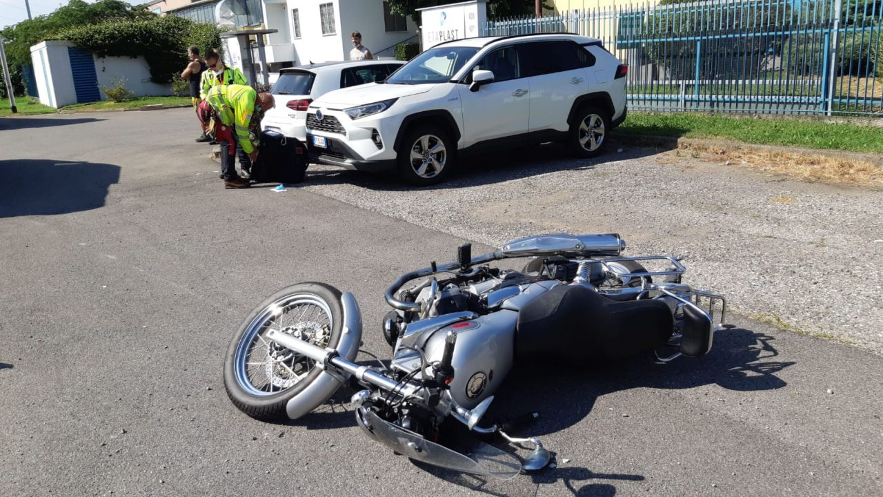 Grave incidente tra camion e moto: elisoccorso sul posto FOTO