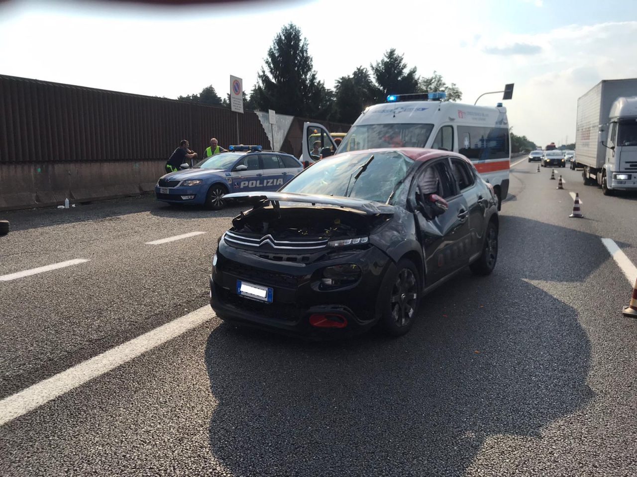 Incidente lungo l’Autostrada A8: coinvolto anche una giovane FOTO