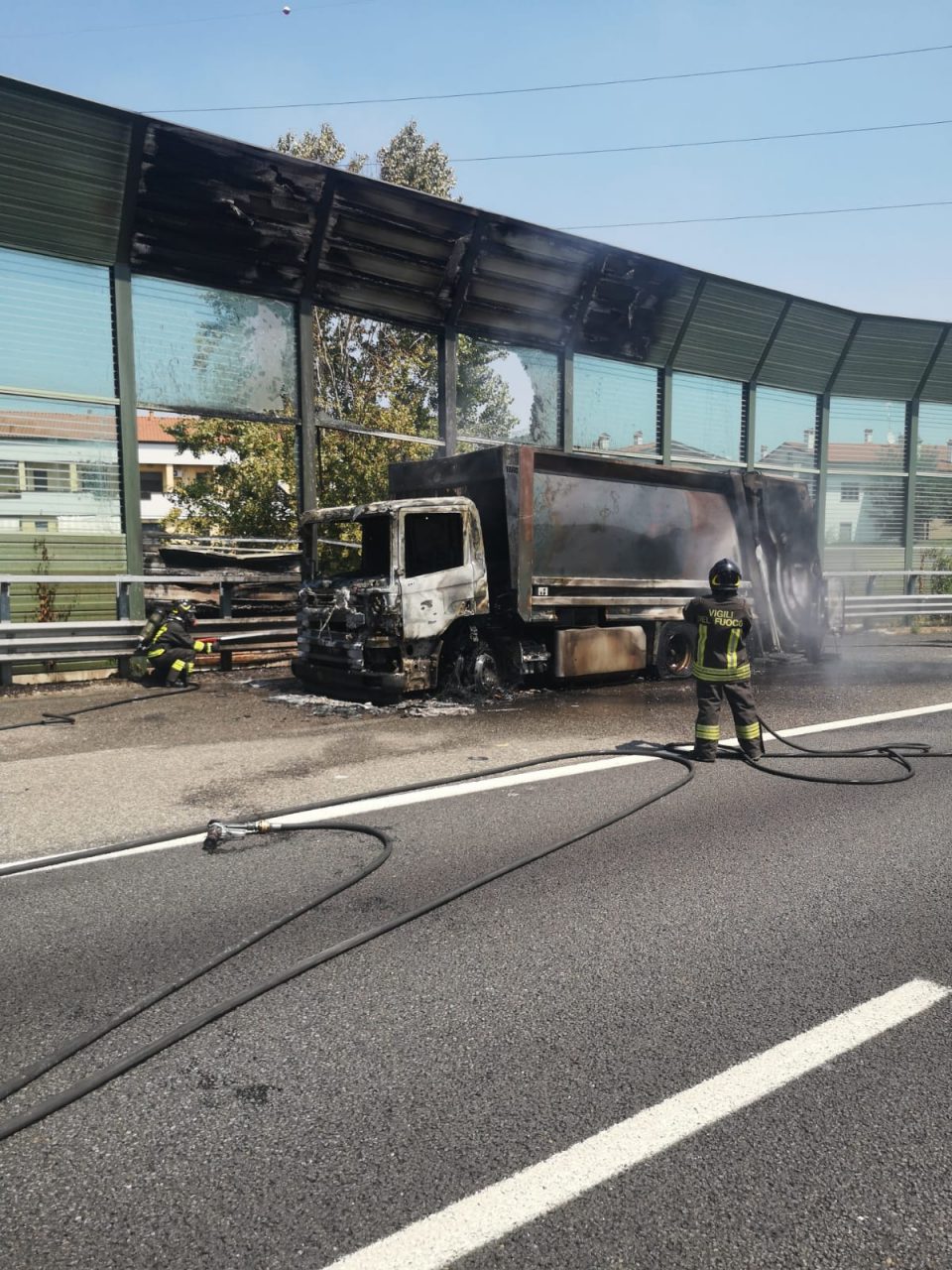 Coda sulla A4 per un mezzo pesante in fiamme FOTO