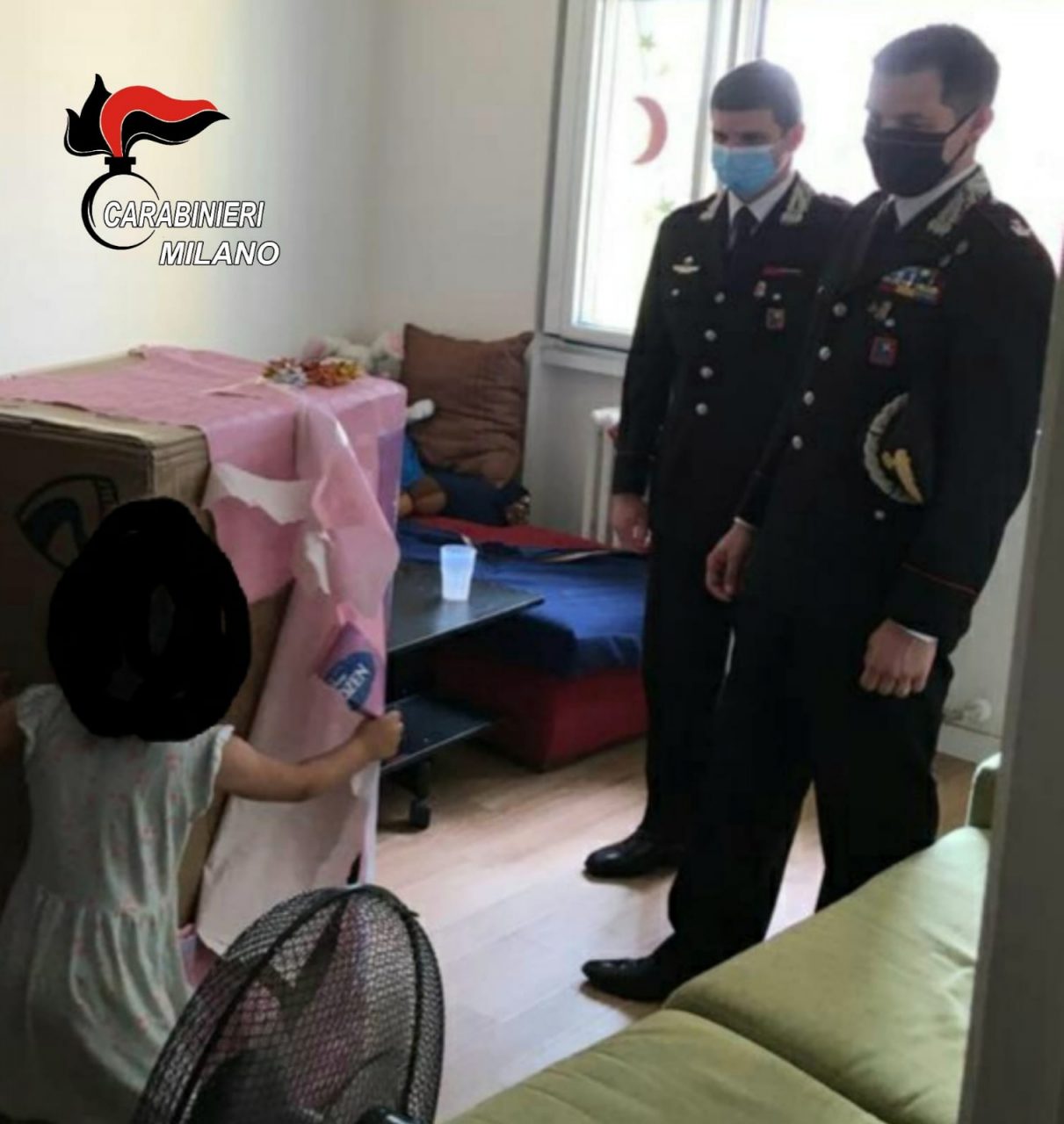 Bambina ferita da un proiettile durante una rapina: i Carabinieri la vanno a trovare
