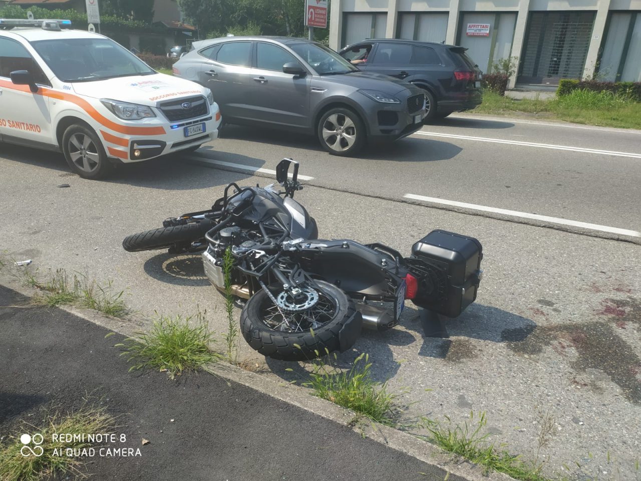 Grave scontro tra auto e moto: centauro finisce in ospedale FOTO