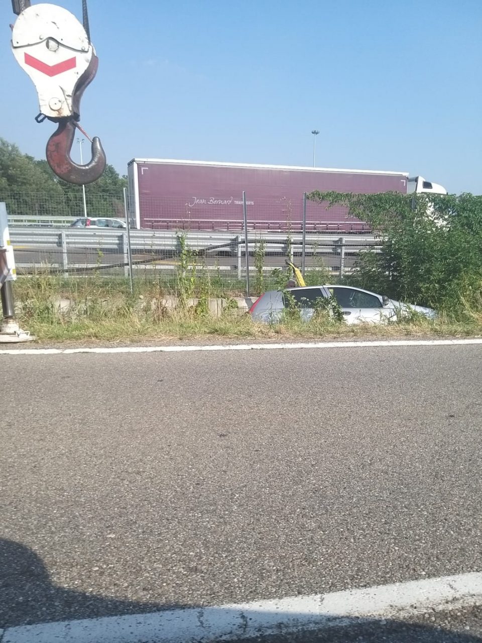 Auto esce di strada e finisce in un fosso