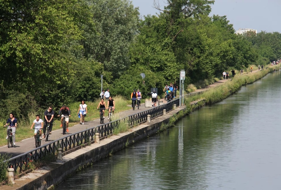 La ciclovia lungo il Naviglio Grande riapre
