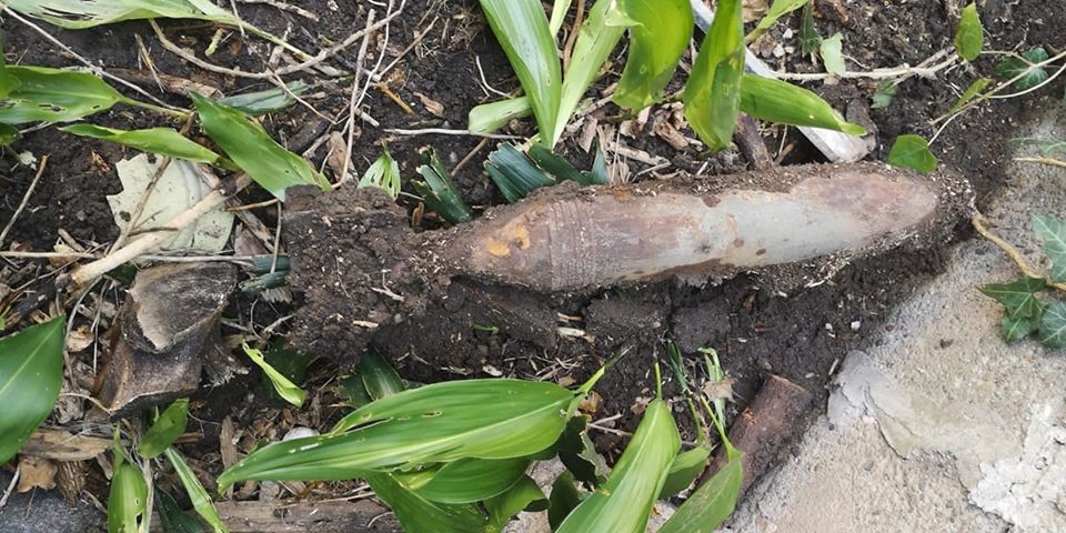 Trovano una bomba mentre lavorano in giardino