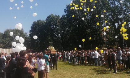 Lancio di palloncini colorati per l'addio a Lorenzo