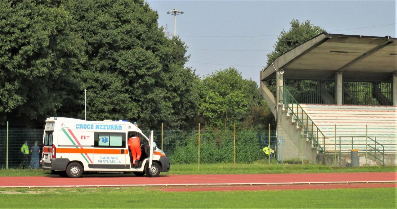Dramma al campo sportivo: uomo si impicca sulle gradinate