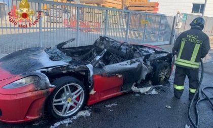 La Ferrari appena comprata va a fuoco fuori dal concessionario FOTO