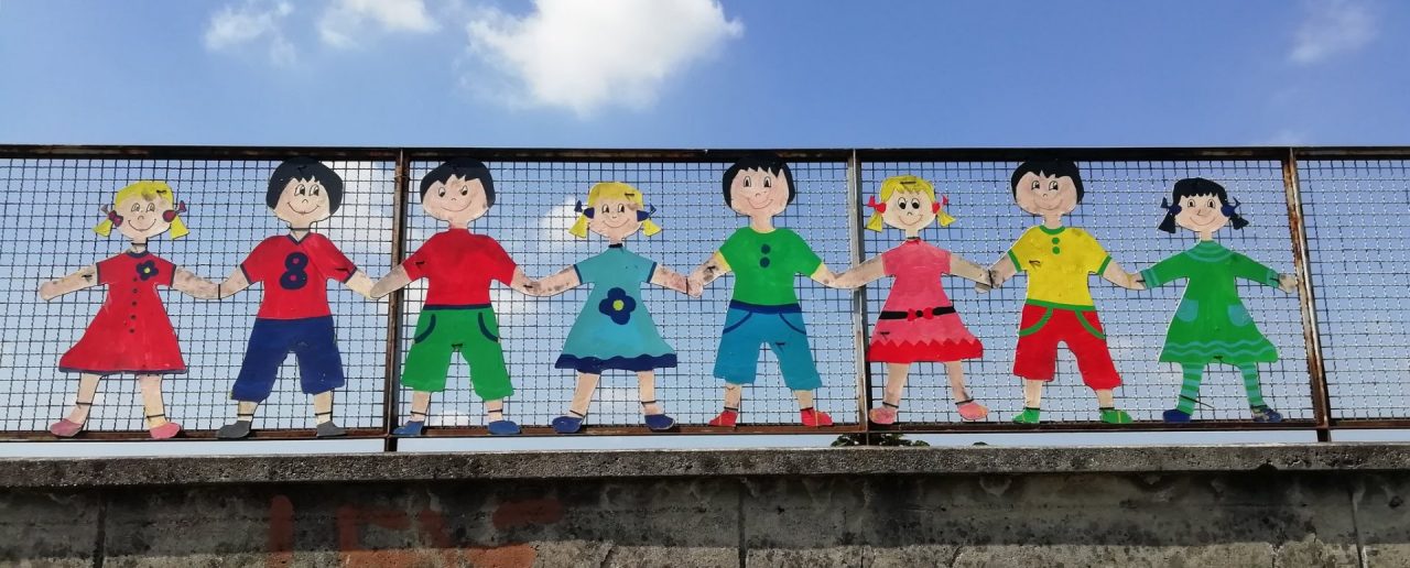 Via le sagome colorate dal ponte dei bambini