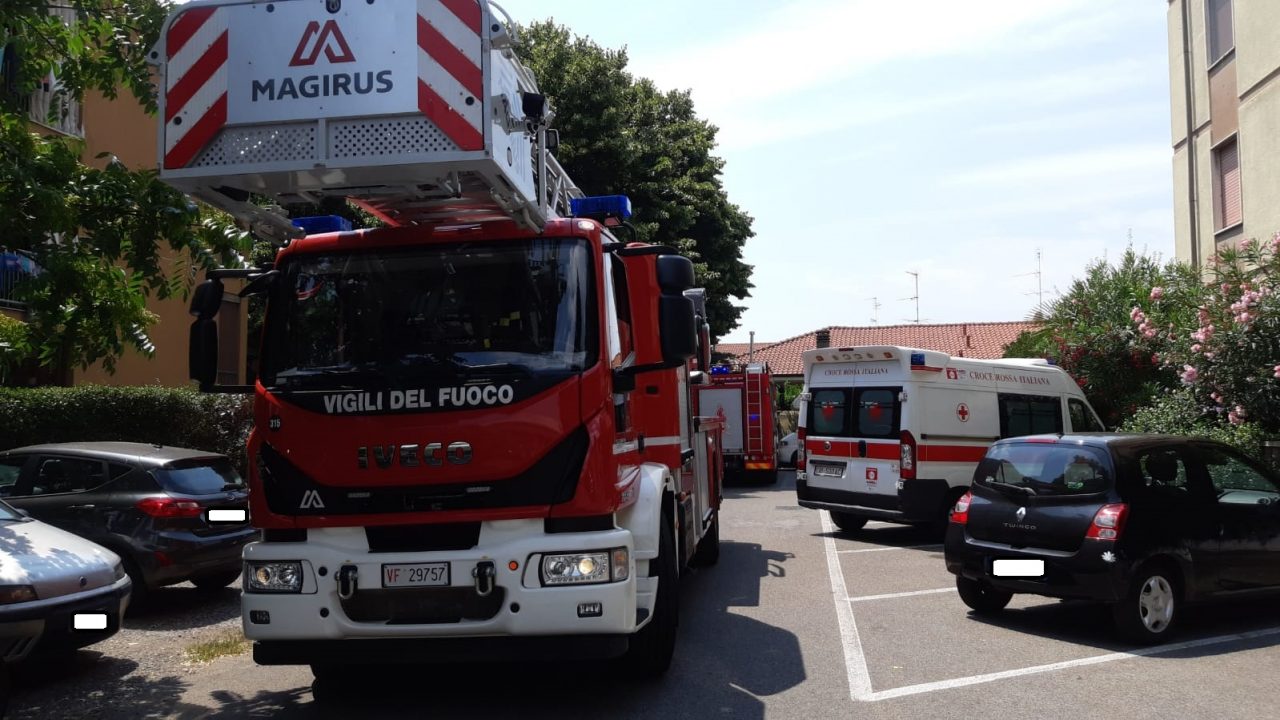 Si sente male in casa, arrivano i pompieri