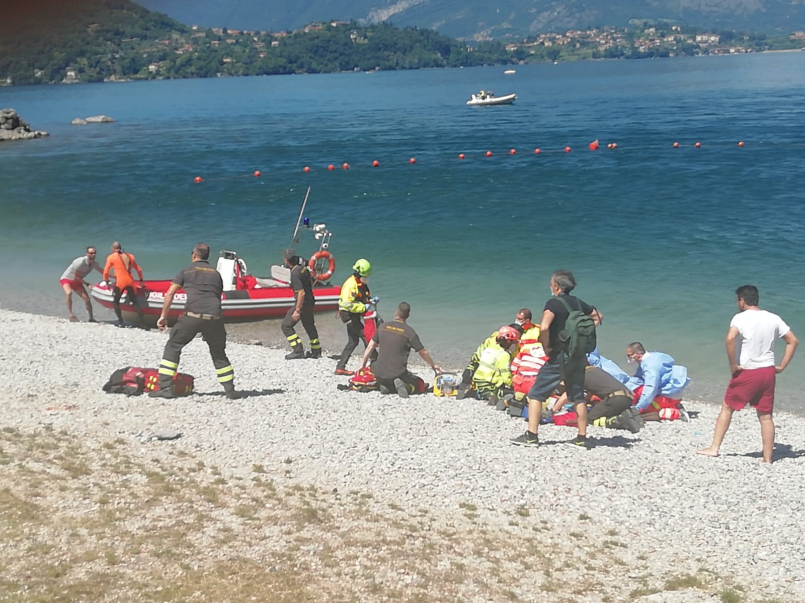 Secondo le prime informazioni  il giovane sarebbe  entrato in acqua con un amico e lì si sarebbe sentito male rischiando di essere sommerso. Subito è stato dato l’allarme e si è messa in moto la macchina dei soccorsi. Sul posto si sono precipitati i Vigili del Fuoco e i Carabinieri. Imponente la mobilitazione di mezzi sanitari.  Sul posto la centrale operativa di Arui ha dirottato gli uomini del 118 e i volontari del Soccorso di Bellano. Non solo ma è stata anche fatta decollare da Sondrio l’eliambulanza.  Il giovane, residente nel Milanese, è stato recuperato dalle acque del lago e trasportato a riva dove i sanitari hanno disperatamente messo in atto le manovre  rianimatorie, ma purtroppo per il 23enne non c’è stato nulla da fare,