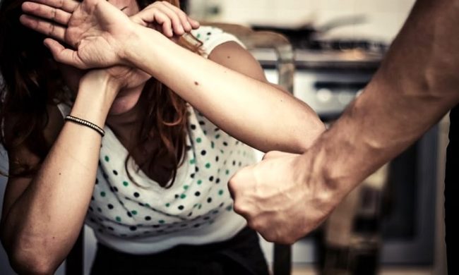 Perseguita e minaccia di morte la ex compagna incinta, arrestato 44enne