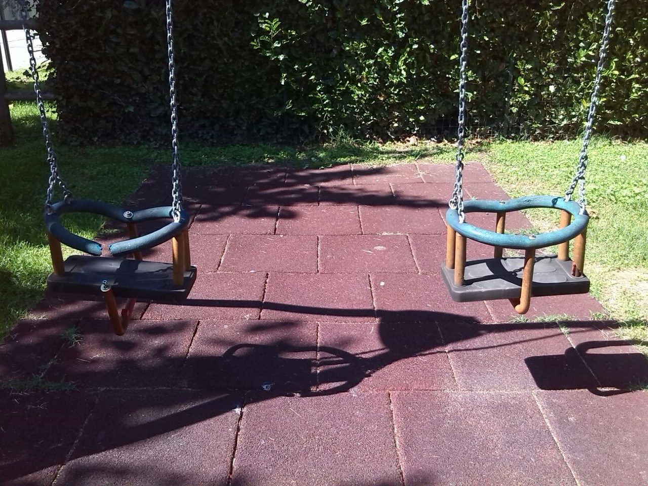 Si rompe l’altalena, bambina si ferisce gravemente
