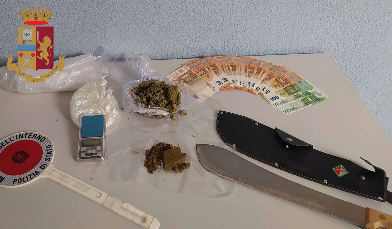 Droga e machete in tabaccheria: arrestato