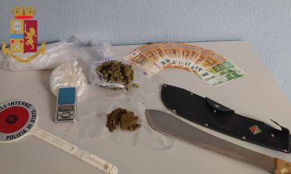 Droga e machete in tabaccheria: arrestato