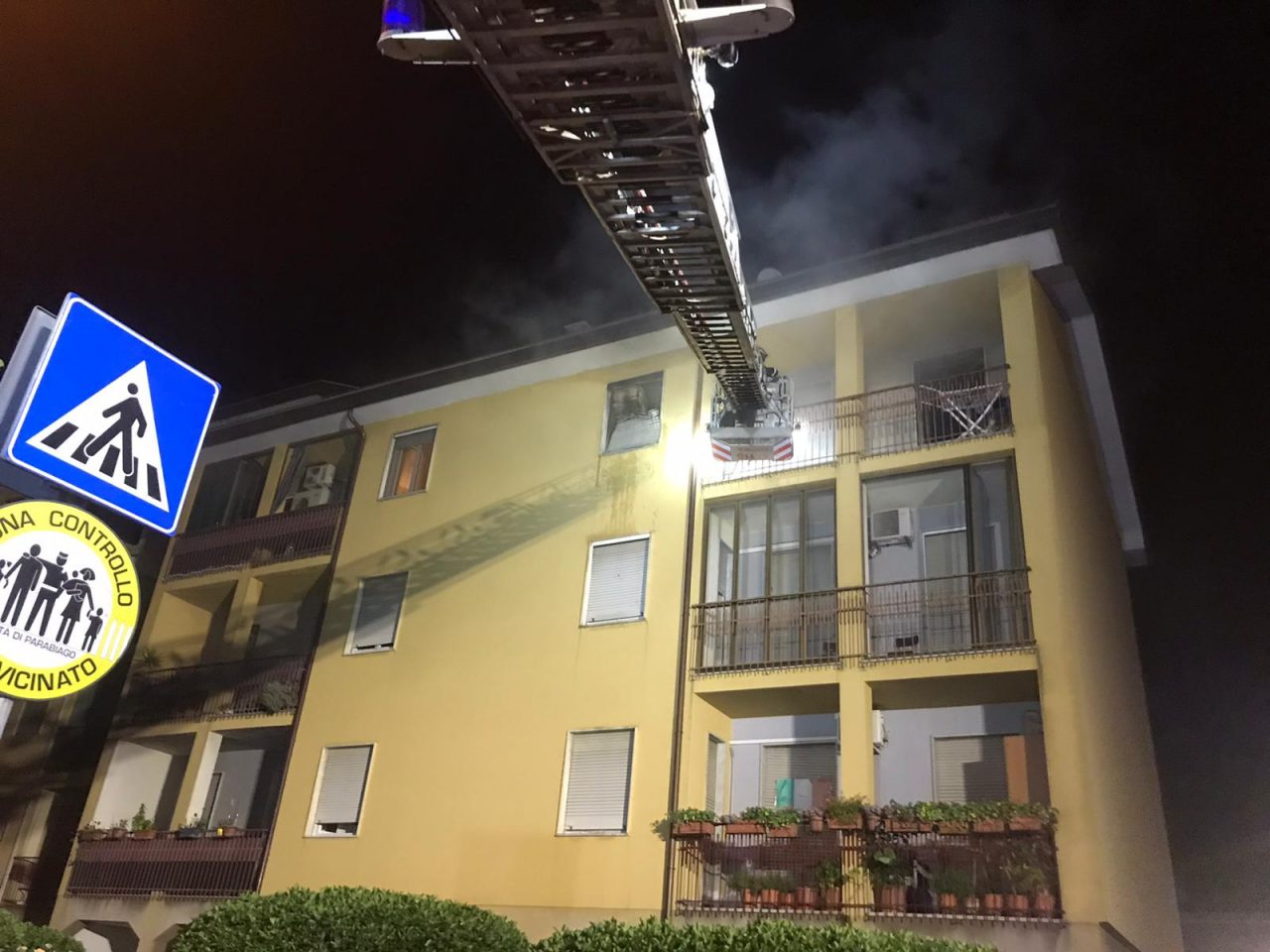 Incendio in un appartamento a Parabiago: 12 coinvolti – LE FOTO