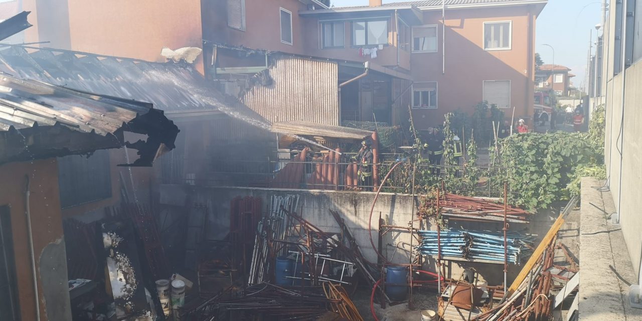 Vanzaghello, incendio in un capannone